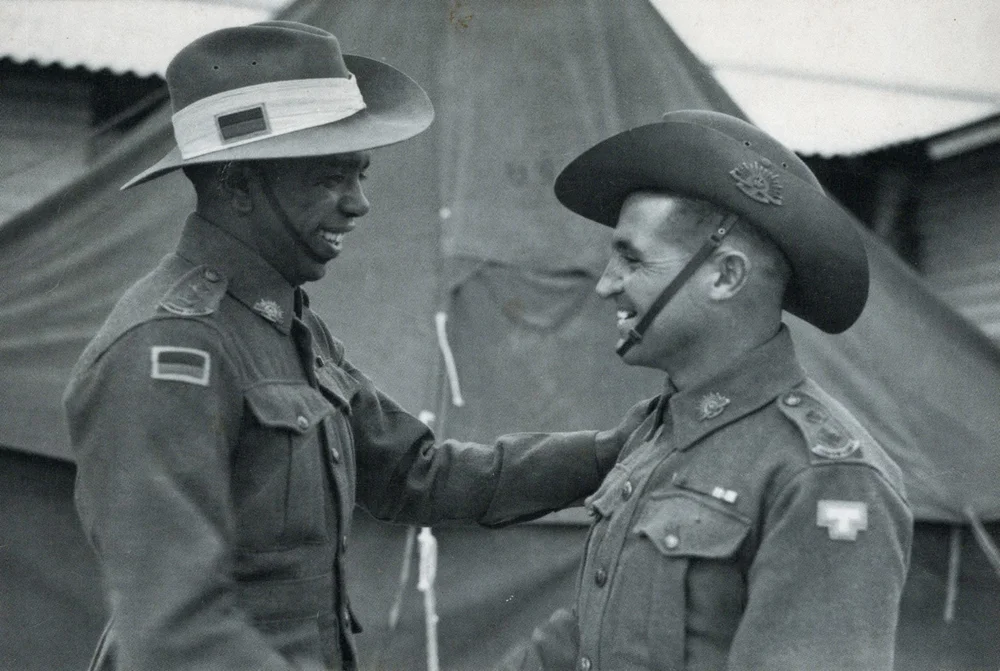 Two soldiers in slouch hats shaking hands.